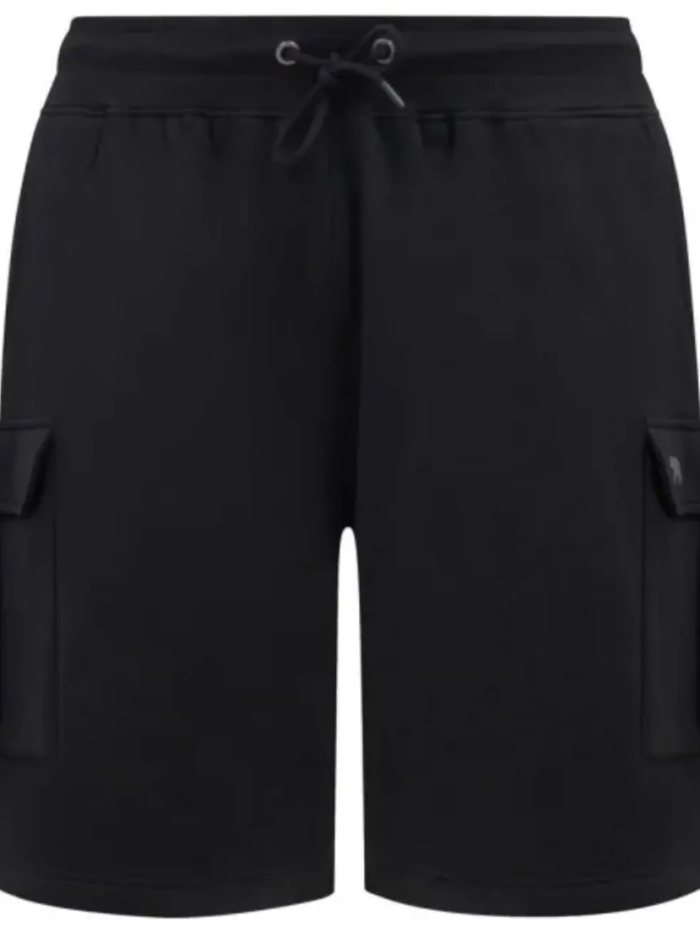 Mustat collegeshortsit reisitaskuilla